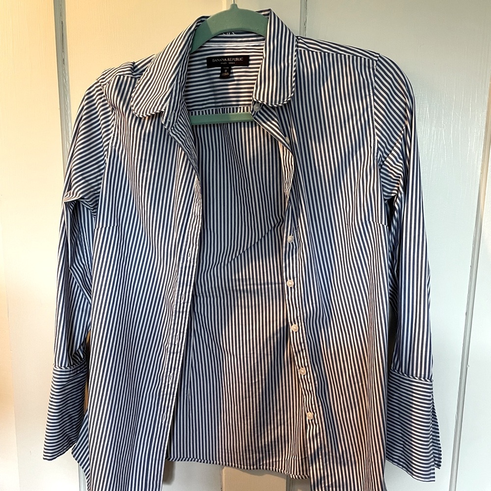 Never worn Banana Republic button down